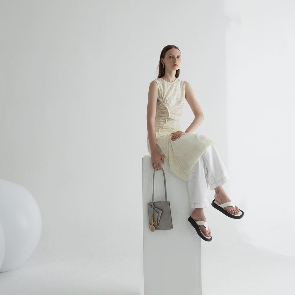 Avant garde leather shoulder bag - Picture 8 of 8